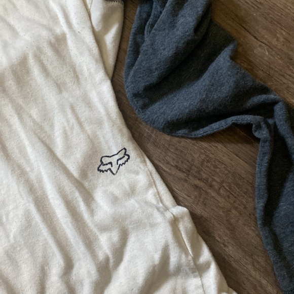 3/$20 Fox hooded long sleeve shirt. Vneck w/ buttons. Size Medium. - Picture 6 of 6